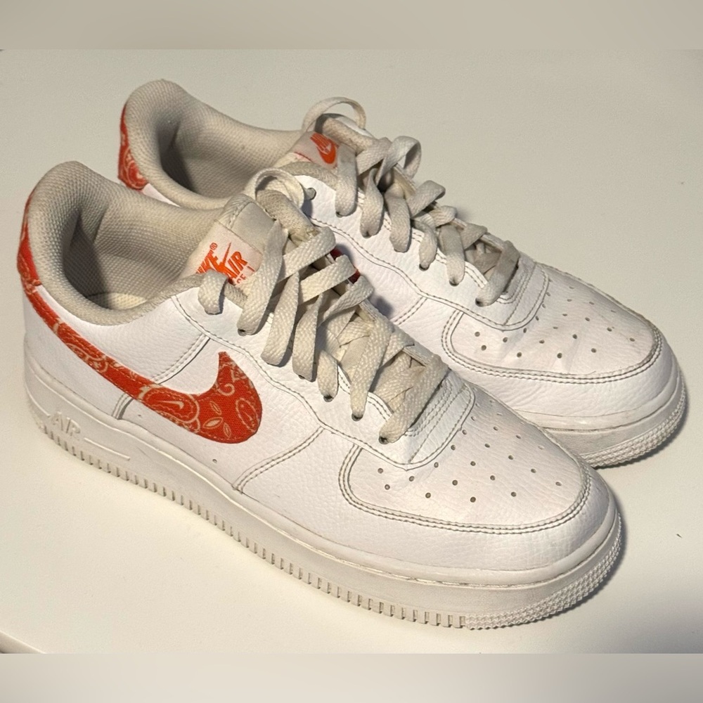 Nike Air Force 1 Low '07 ESS sneakers in the "Orange Paisley"